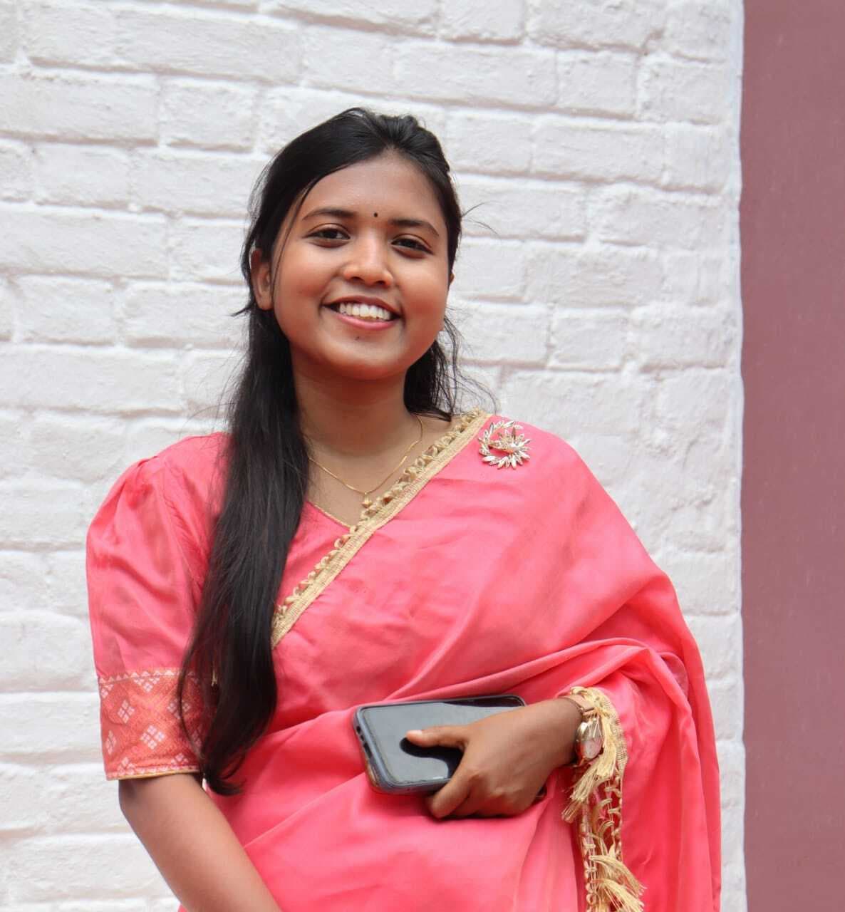 माता-पिता नहीं हैं, चुनौतियों से लड़ कर अफसर बनीं रूपम