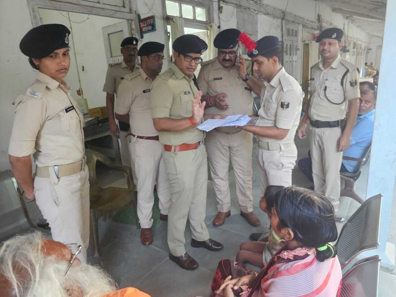 फरियादियों की शिकायत लगातार सुन रहे पुलिस अधीक्षक