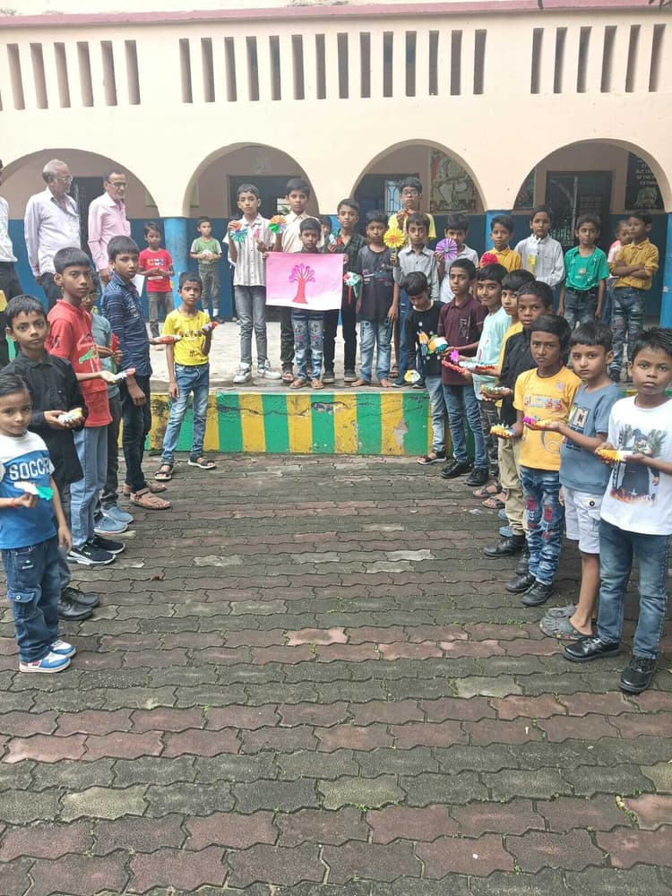 सावन में मेहंदी, आर्ट एंड क्राफ्ट में बच्चों की दिखी प्रतिभा