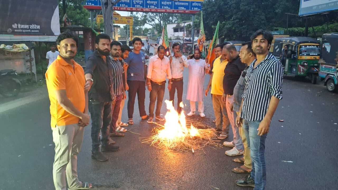 भाजयुमो ने अटल क्लीनिक का नाम बदलने पर सीएम का फूंका पुतला