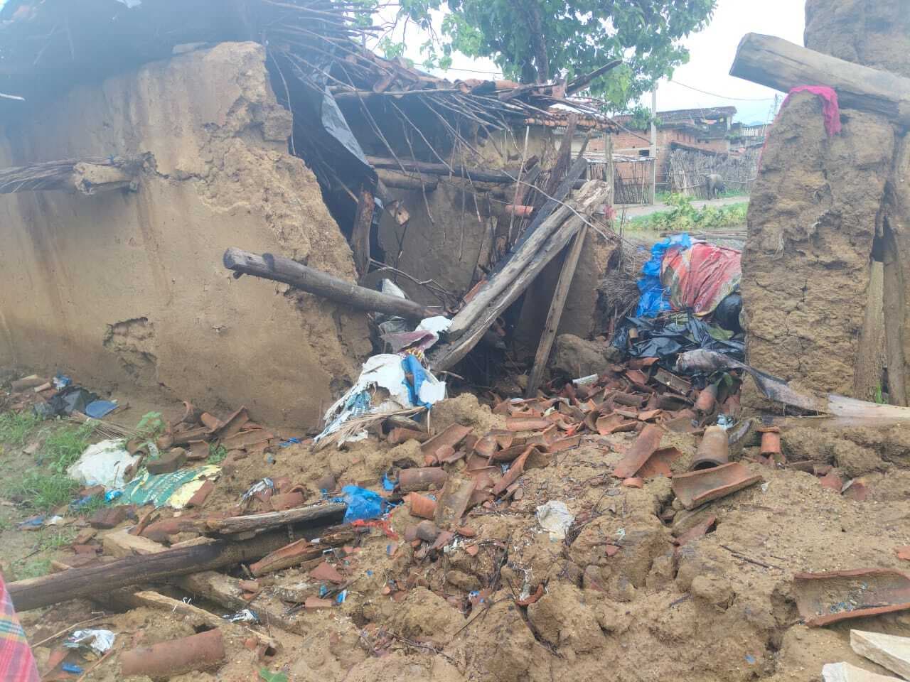 बारिश में ढह गया कच्चा मकान, खुले आसमान के नीचे रात काट रहे परिवार