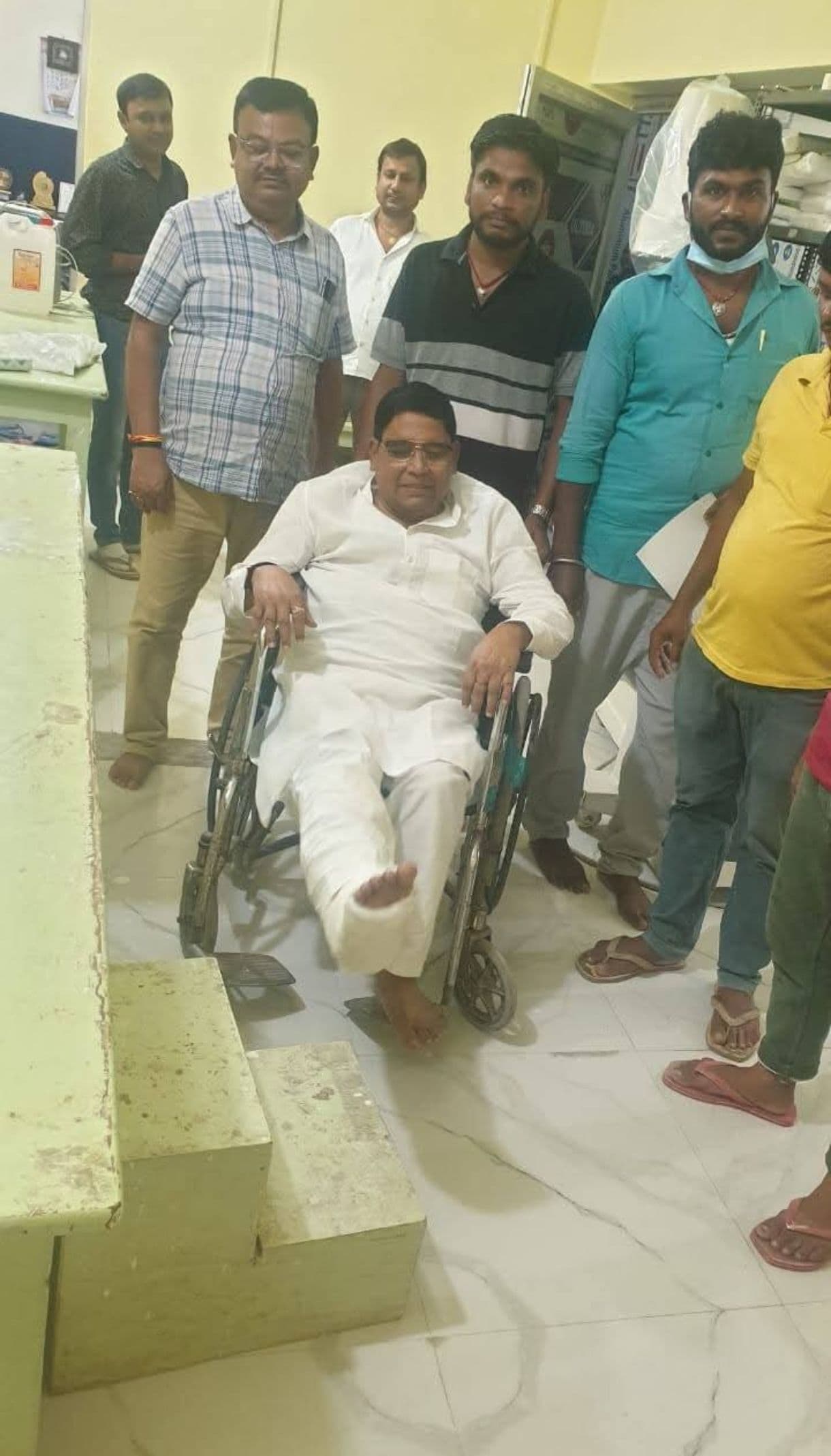 क्षेत्र भ्रमण के दौरान फिसले झाझा विधायक, पैर फ्रैक्चर