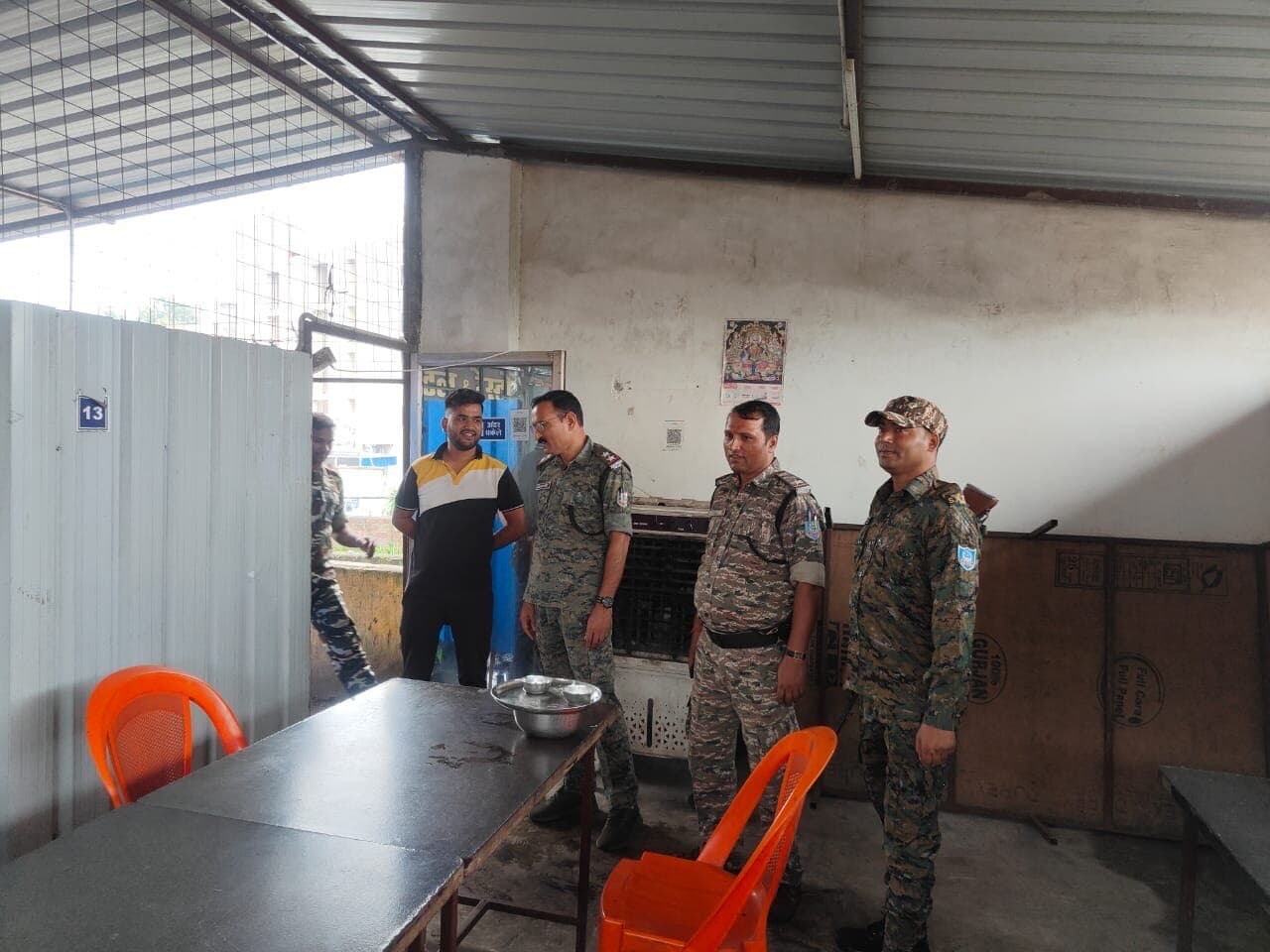 Giridih News :अवैध शराब कारोबार को ले शहर के होटलों व ढाबों में पुलिस की छापेमारी