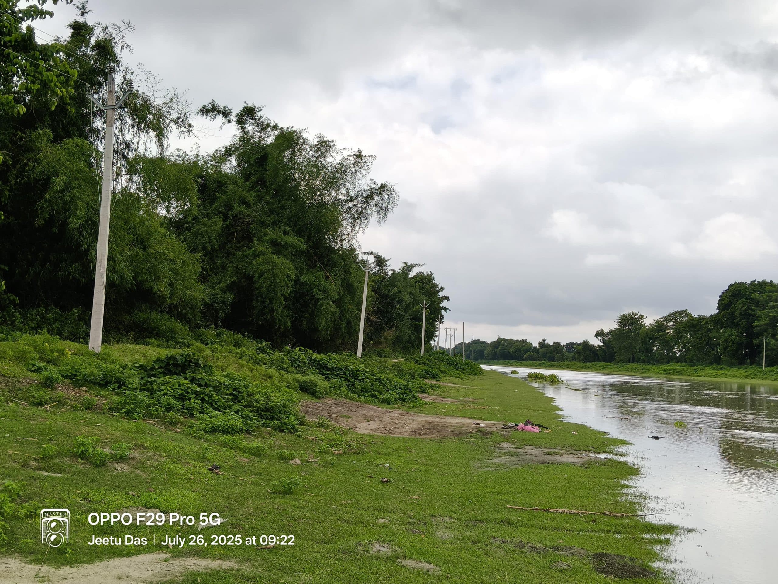 छह दर्जन बिजली पोल से तार की चोरी