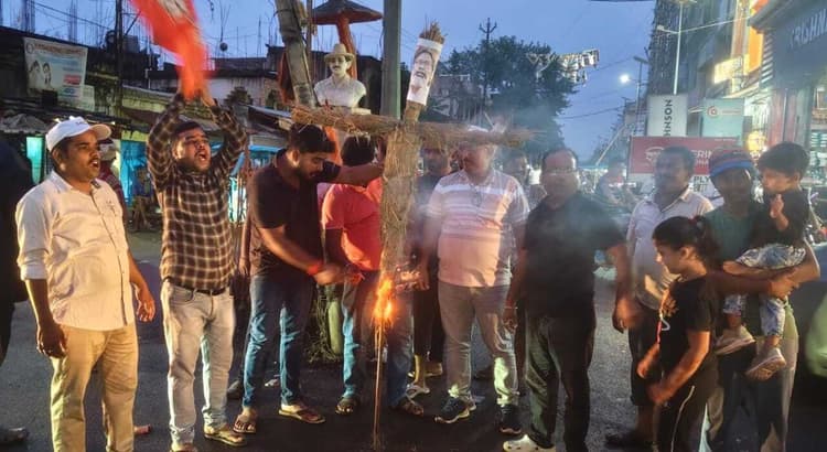 भाजयुमो कार्यकर्ताओं ने सीएम फूंका पुतला