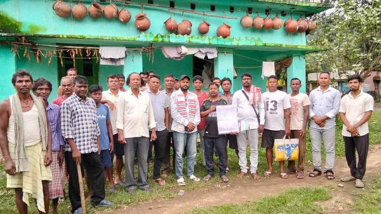 Seraikela Kharswan News : समाज के श्मशान पर अतिक्रमण का विरोध