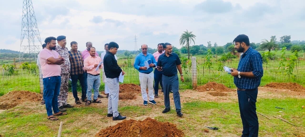 Giridih News: कार्यस्थल पर बोर्ड नहीं रहने पर जतायी नाराजगी