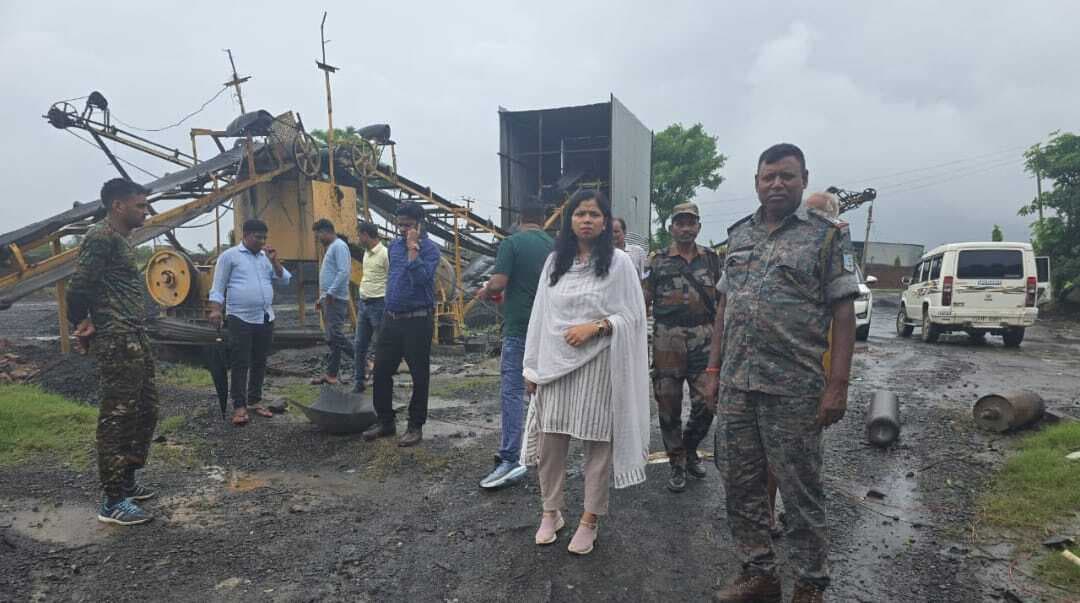 Giridih News: अवैध रूप से संचालित क्रशर सील, संचालक पर प्राथमिकी