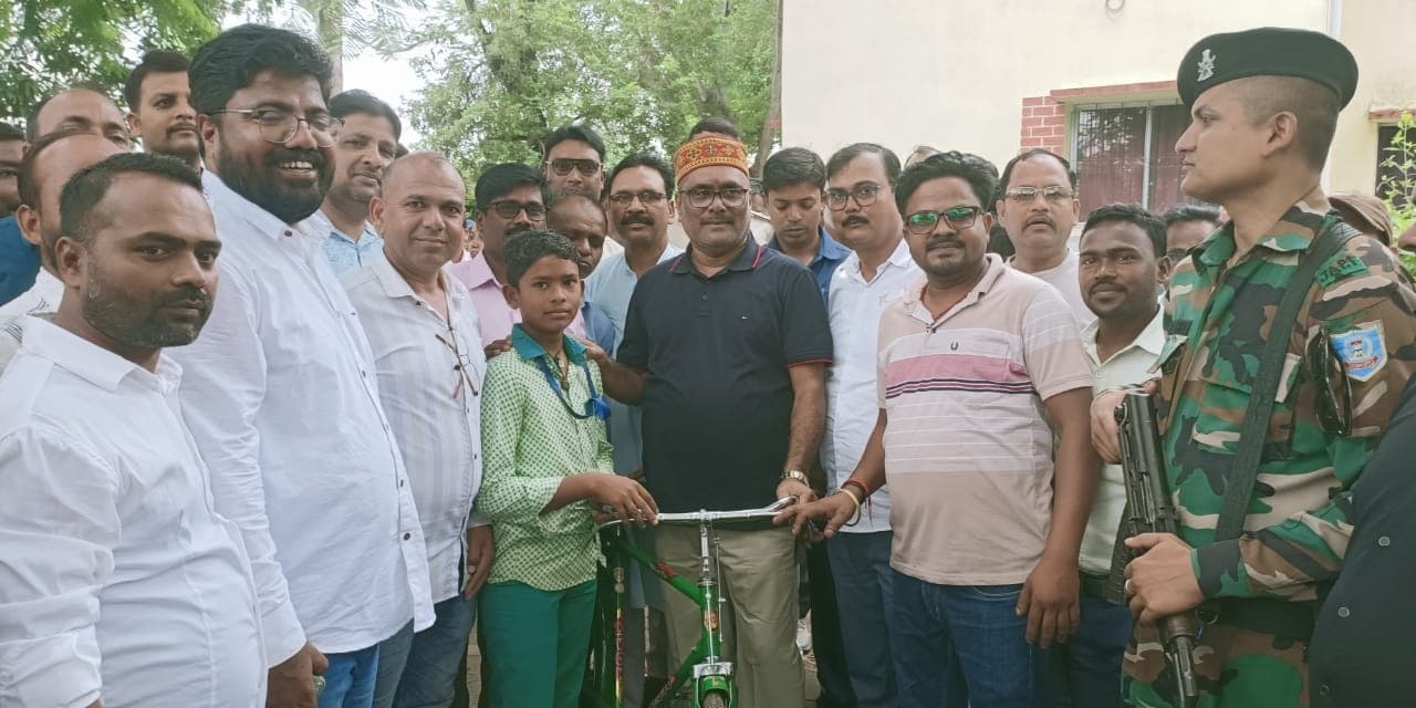Bokaro News : साइकिल बच्चों के सपनों को देगी गति : योगेंद्र प्रसाद