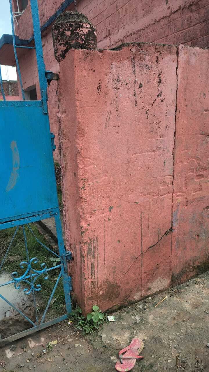 मध्य विद्यालय मोहन डरवा की जर्जर दीवार से हादसे की आशंका