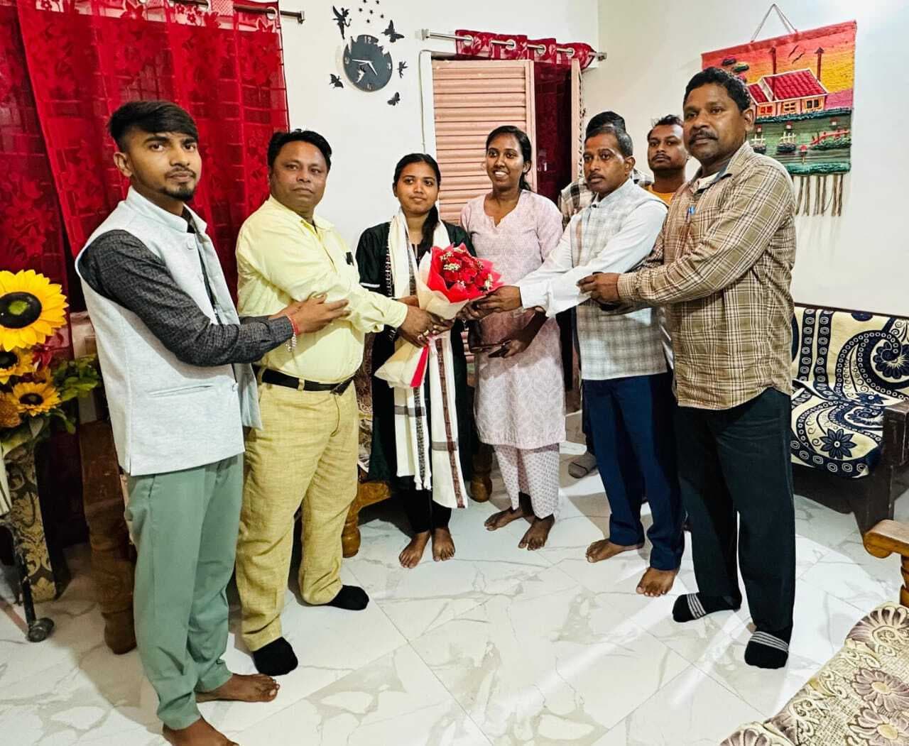 जेपीएससी में सफल रूपम सोनाली को विधायक ने किया सम्मानित