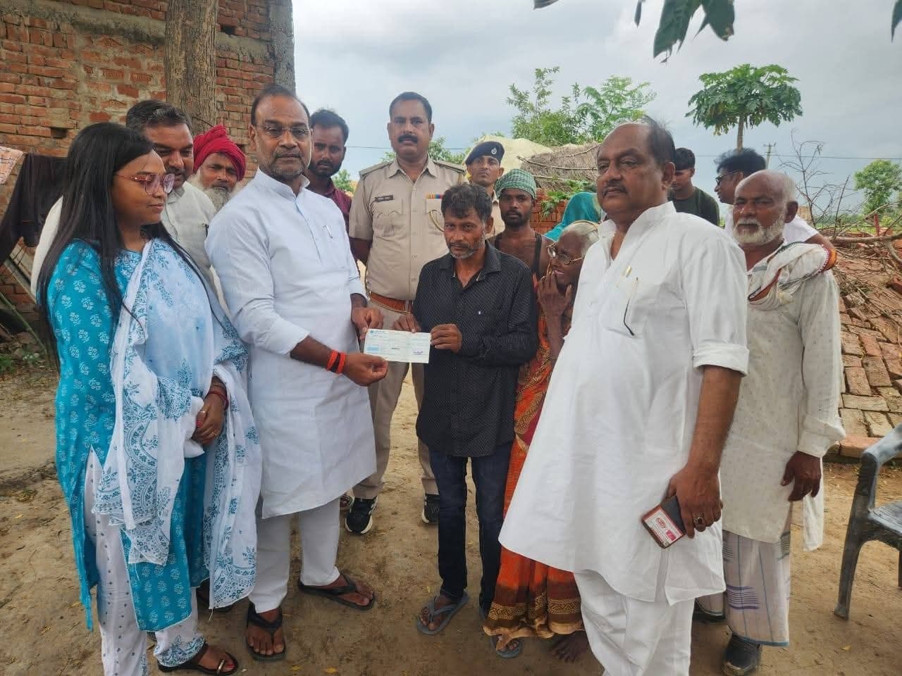 मृतक के आश्रित को मिला चार लाख रुपये का चेक