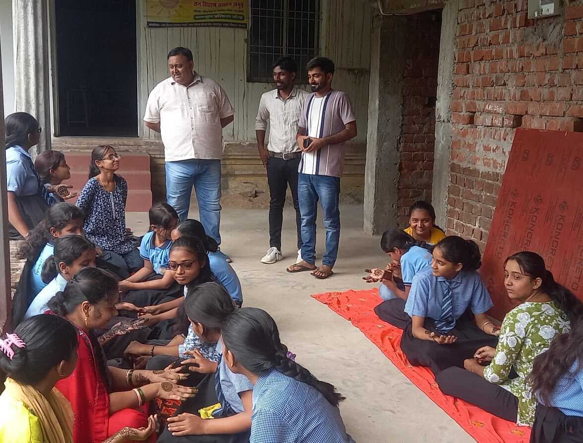 मेहंदी प्रतियोगिता में छात्राओं ने दिखाई रचनात्मक प्रतिभा