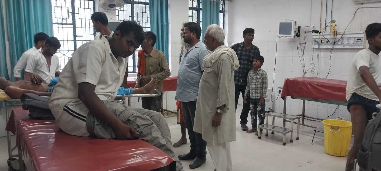 वाहन के धक्के से बाइक सवार तीन युवक से घायल