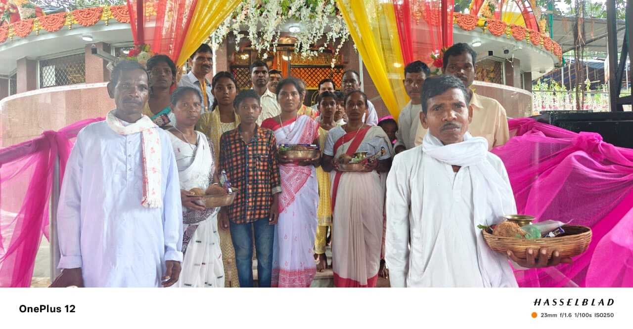 आम्रेश्वर धाम में विभिन्न गांवों से बड़ी संख्या में पहुंचे आदिवासी श्रद्धालु, पूजा की