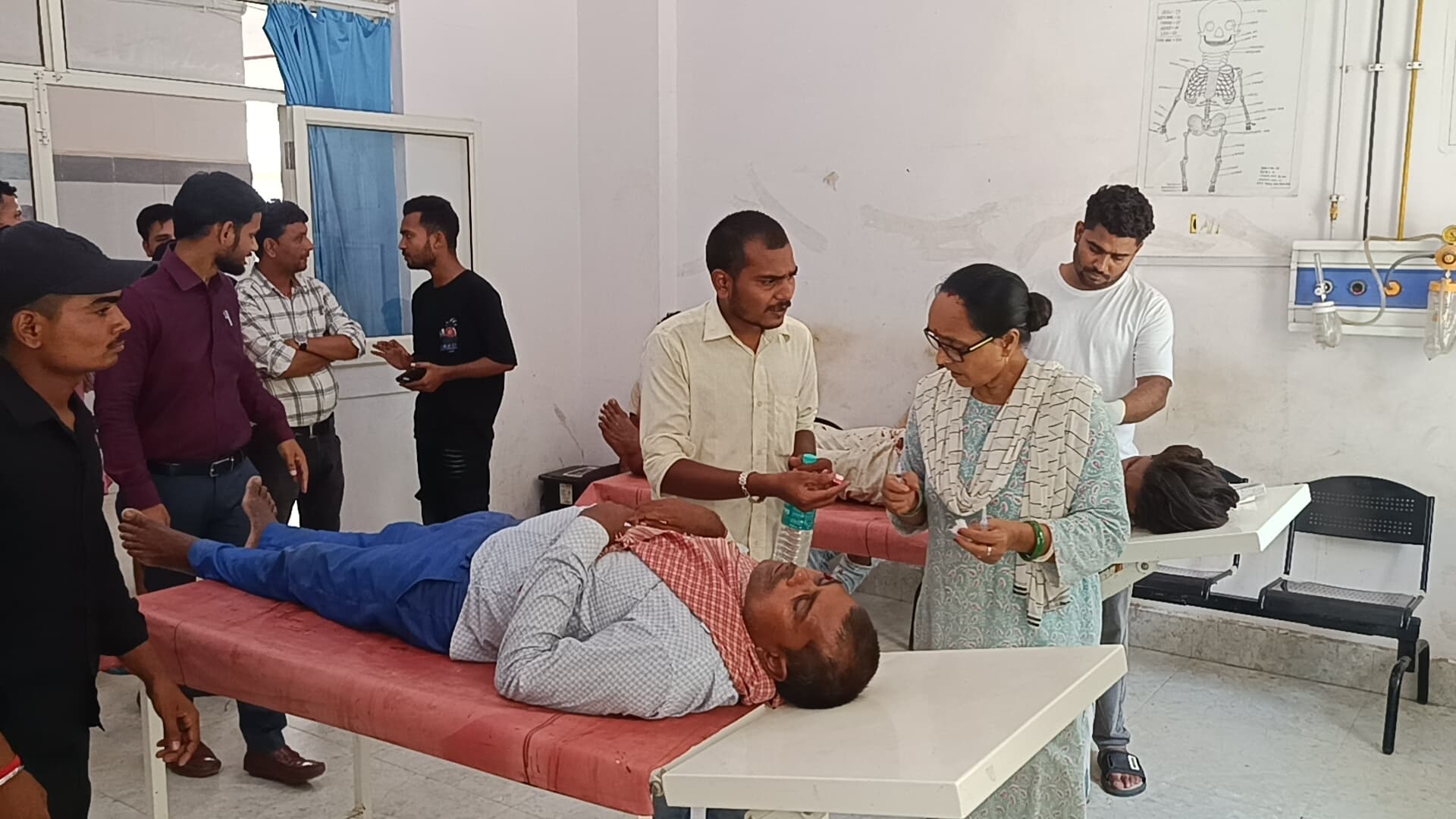 चार पहिया वाहन की ठोकर से तीन युवक जख्मी