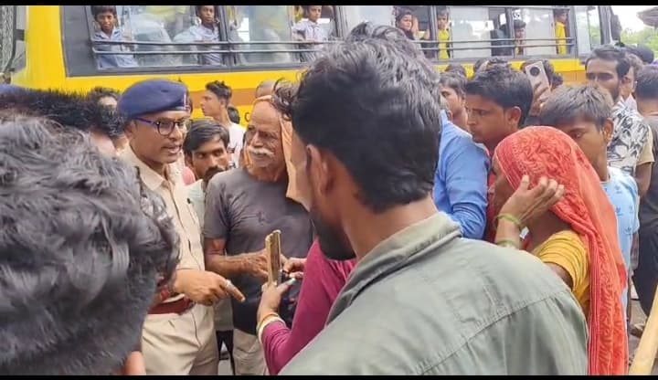 डीलर के खिलाफ लोगों ने किया रोड जाम