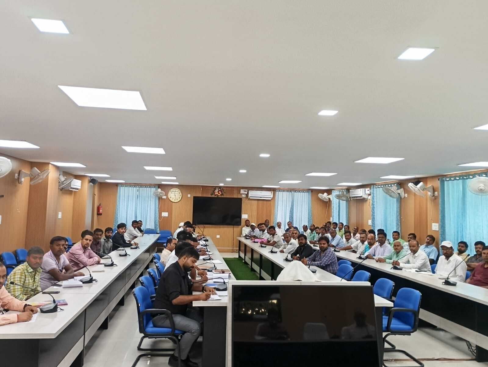 जिले में लंबित वादों की डीएम ने की समीक्षा