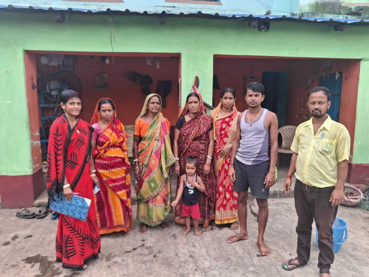 पीएलवी ने योजनाओं के प्रति ग्रामीणों को किया जागरूक