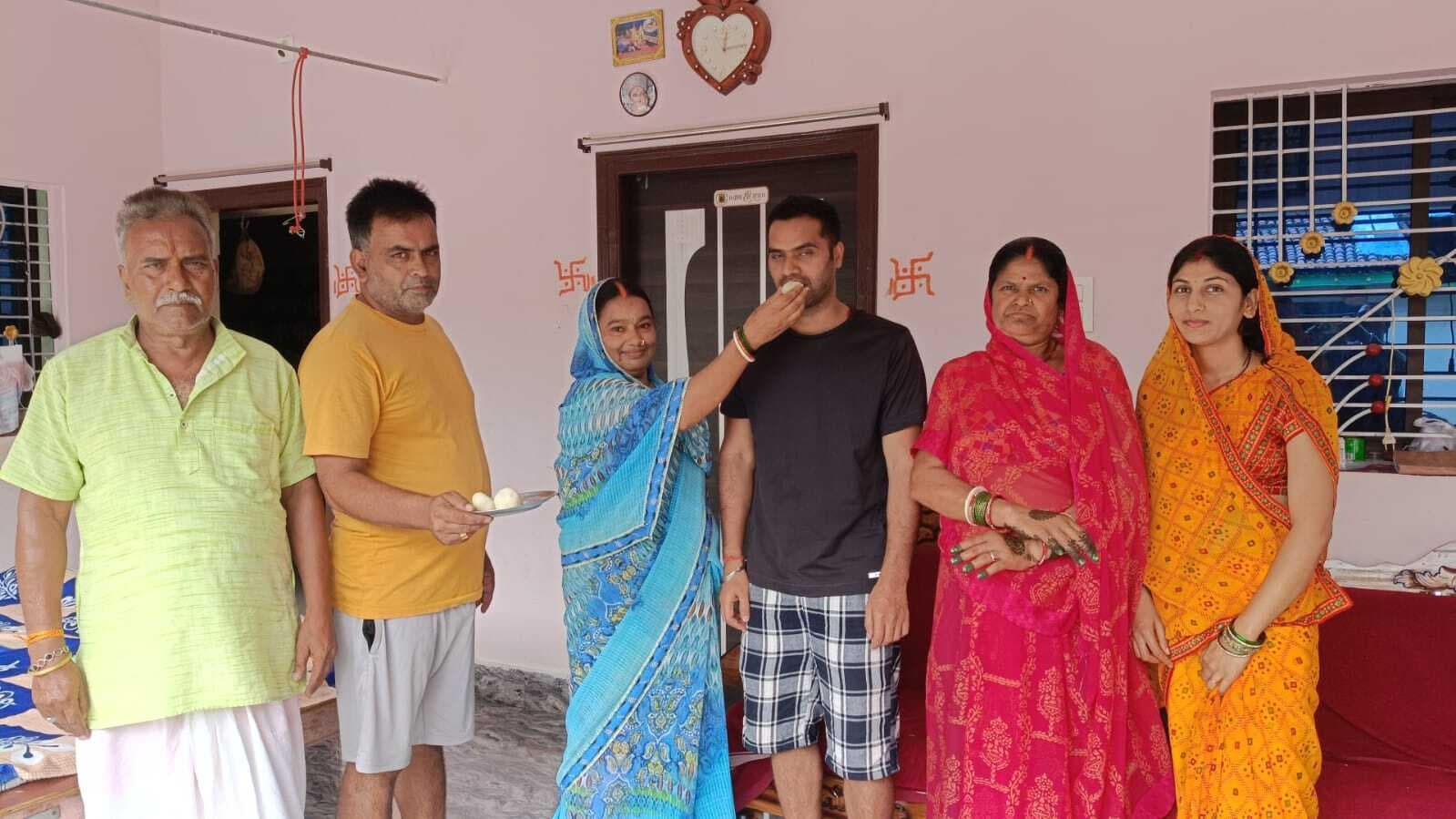 किसान का बेटा बना उत्पाद निरीक्षक, परिवार में खुशी