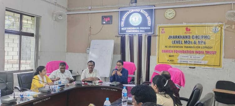 Chaibasa News : कुष्ठ को जड़ से मिटाने के लिए सामूहिक प्रयास जरूरी : सीएस