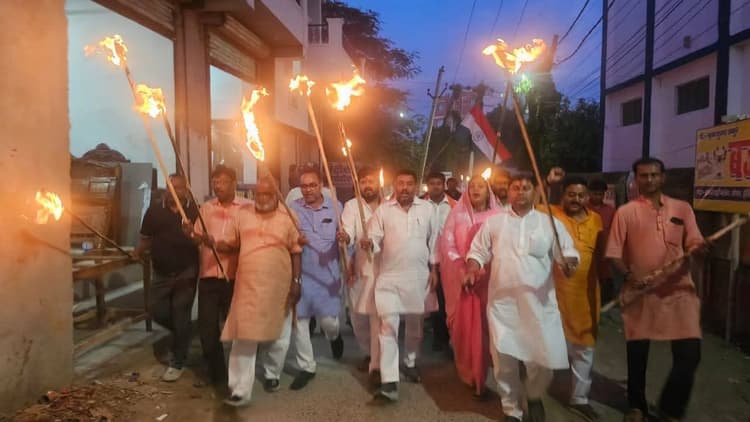 Madhubani News : कारगिल विजय दिवस पर शहीदों के सम्मान में मशाल जुलूस