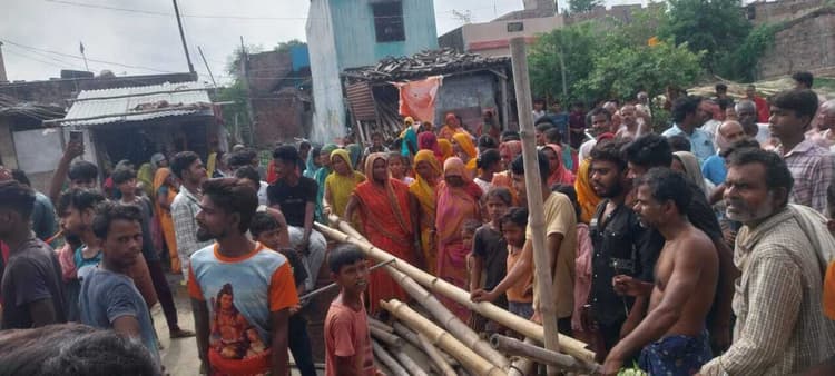 Madhubani News : ब्रम्हपुरा में रास्ता विवाद होने पर ग्रामीणों ने किया हंगामा, दो घंटे तक जाम की सड़क
