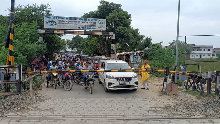 Madhubani News : रोड ओवर ब्रिज नहीं रहने से 13 नंबर गुमटी पर हर दिन लगता है जाम