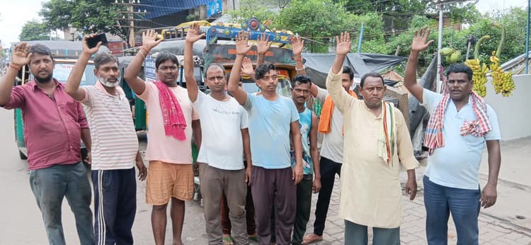 Bokaro News : टेंपो चालकों ने पुलिस पर लगाया उत्पीड़न का आरोप