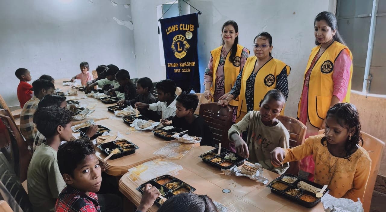 Giridih News: लायंस क्लब ऑफ गिरिडीह सनशाइन ने बच्चों को भोजन