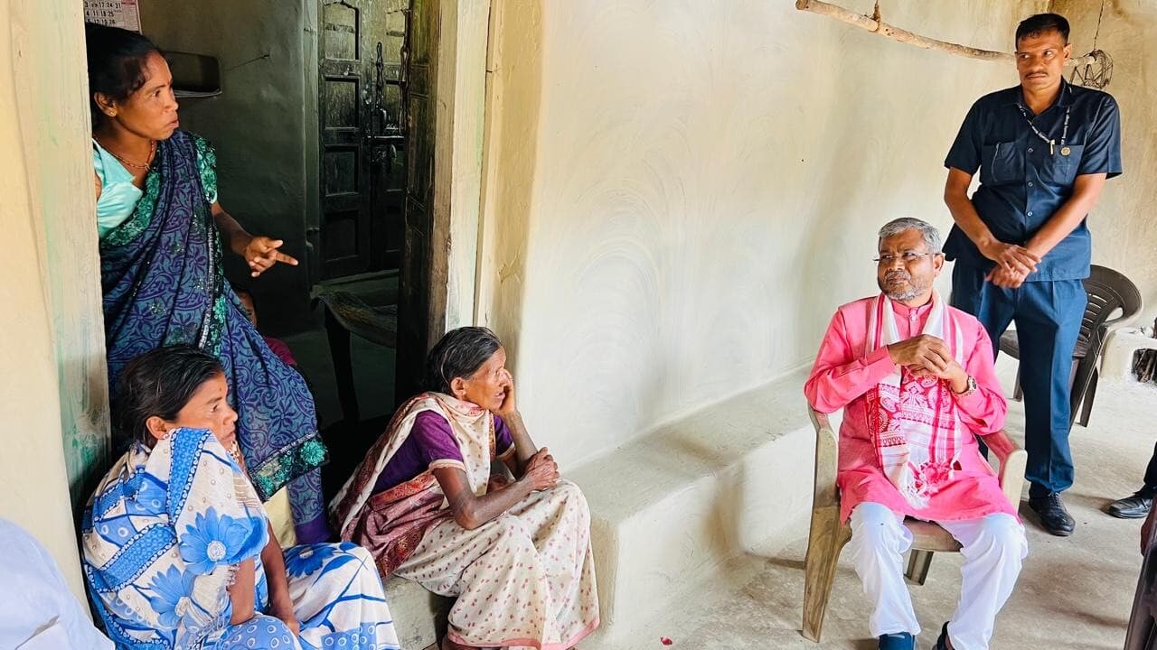 Giridih News: वज्रपात से जान गंवाने वाले के परिजन से मिले बाबूलाल मरांडी