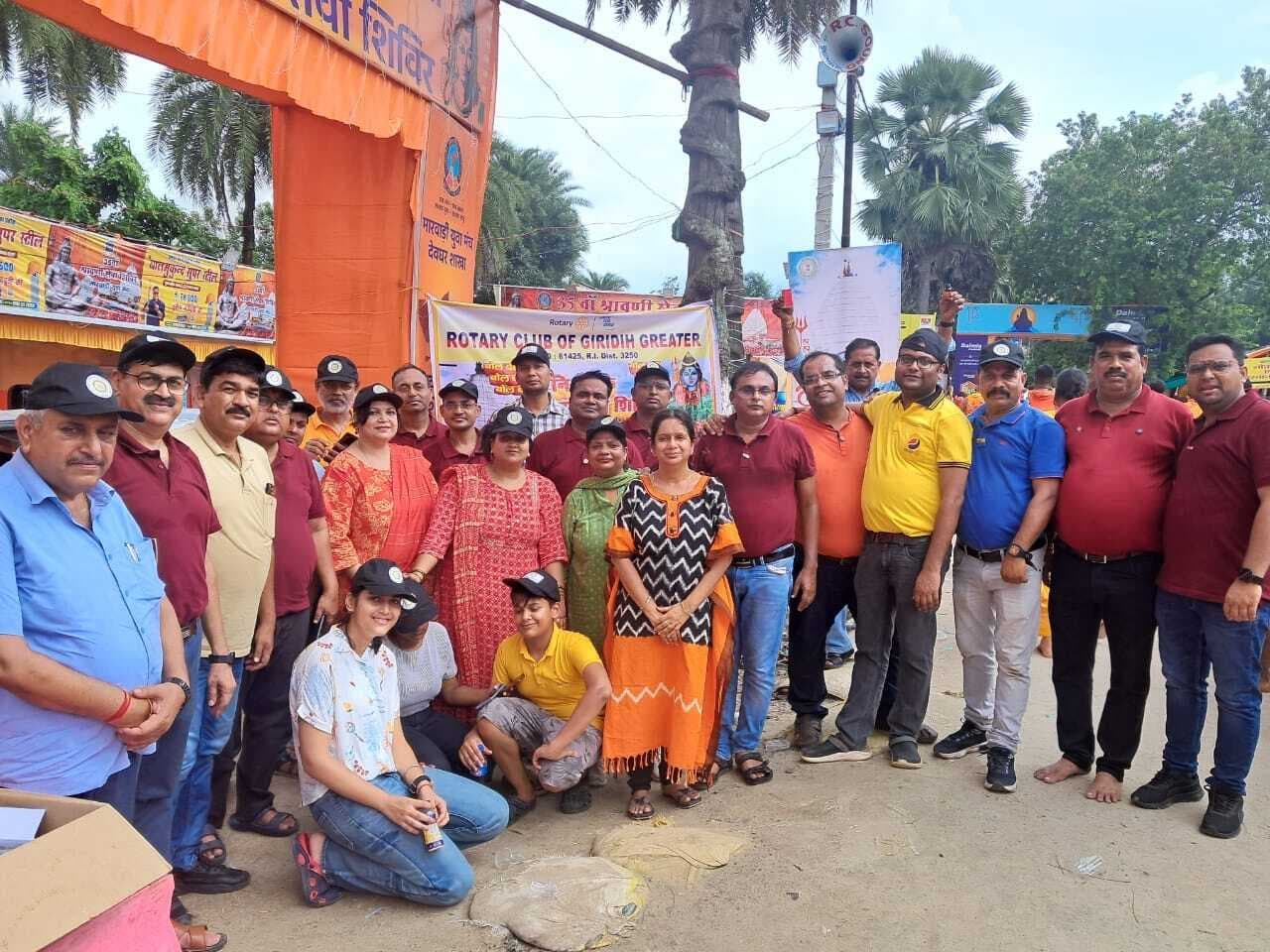 Giridih News: रोटरी ग्रेटर ने कांवरिया पथ पर लगाया सेवा शिविर