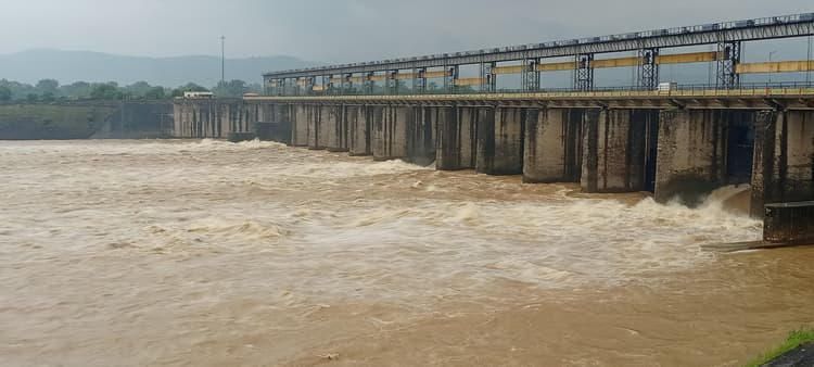 East Singhbhum News : बरसोल के कई गांवों में घुसा सुवर्णरेखा का पानी, 10 बीघा खेत डूबे