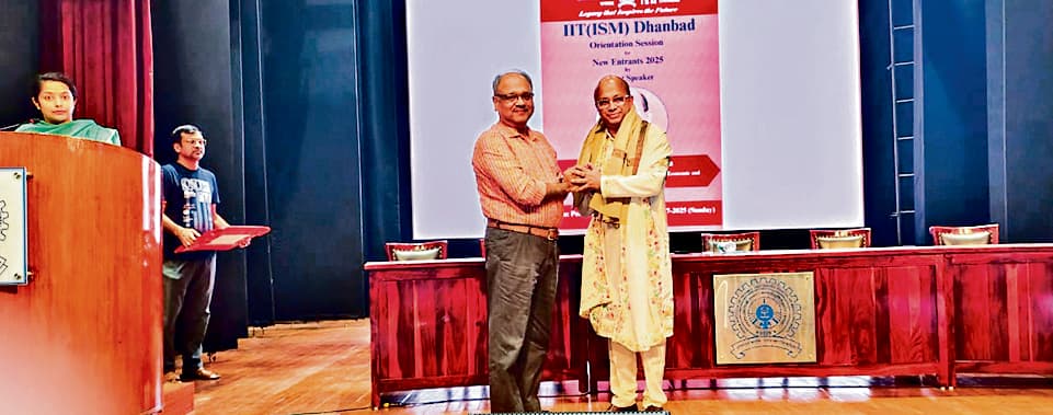 Dhanbad News: राष्ट्र निर्माण में भागीदारी निभायें छात्र : सुव्रोकमल