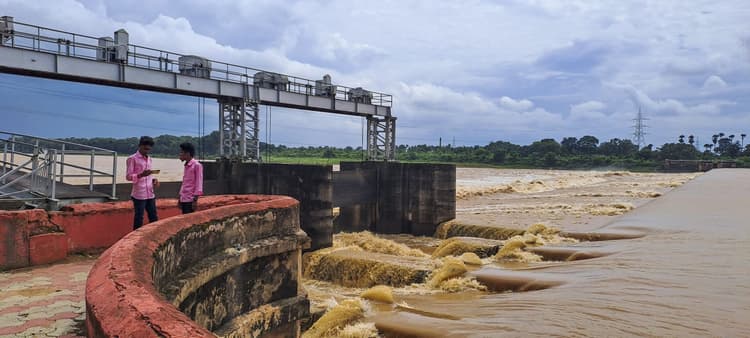 Bhubaneswar News: जाजपुर में वैतरणी उफान पर, ओडिशा के तीन जिलों में बाढ़ जैसे हालात, सरकार ने प्रभावित लोगों को निकालना शुरू किया