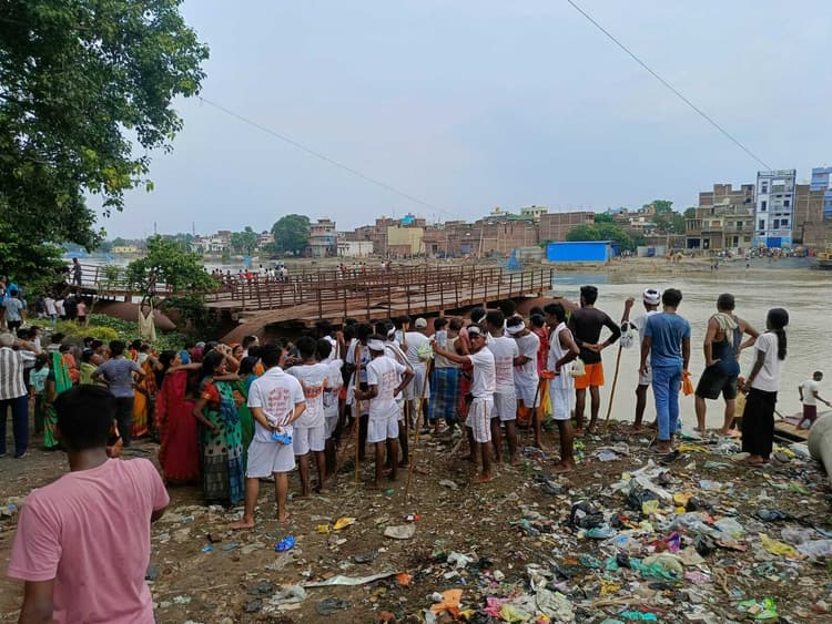 कांवरियों से भरी नाव पुनपुन नदी में पलटी, दो लोग लापता