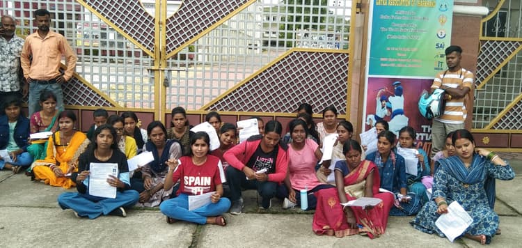 Bokaro News : एएनएम प्रवेश परीक्षा में समय से पहले गेट बंद करने का आरोप