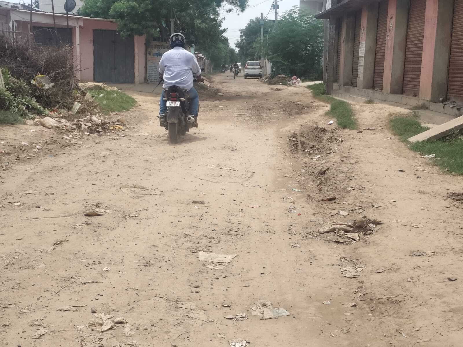 Madhubani : सड़क जर्जर रहने से आवागमन की समस्या गंभीर