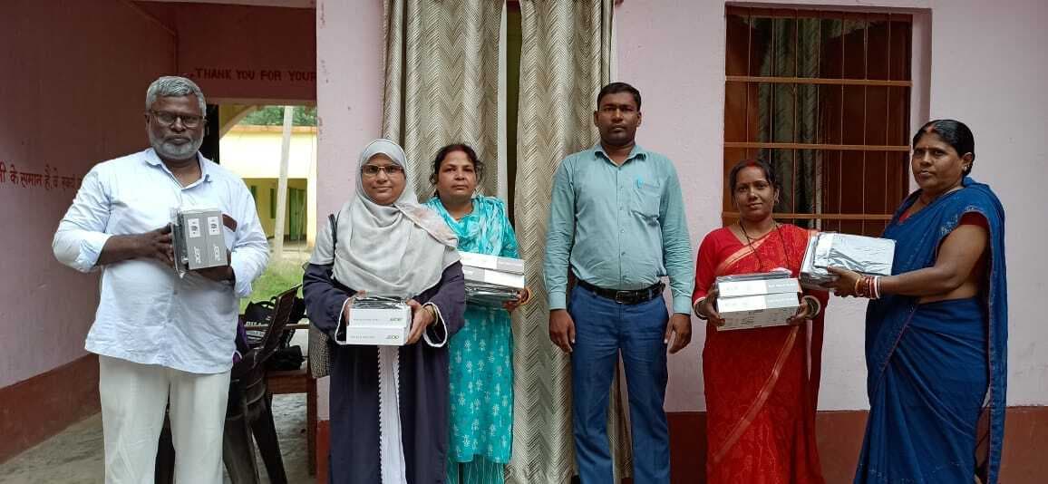 रजौली में प्रधान शिक्षकों को मिला टैब, अब बच्चे नहीं होंगे स्कूल से गायब