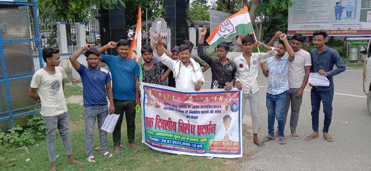 बरूआरी को प्रखंड बनाने को लेकर डीएम को सौंपा ज्ञापन