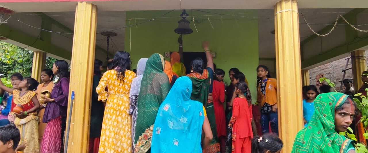 कोसी नदी से जल भरकर श्रद्धालुओं ने किया जलाभिषेक