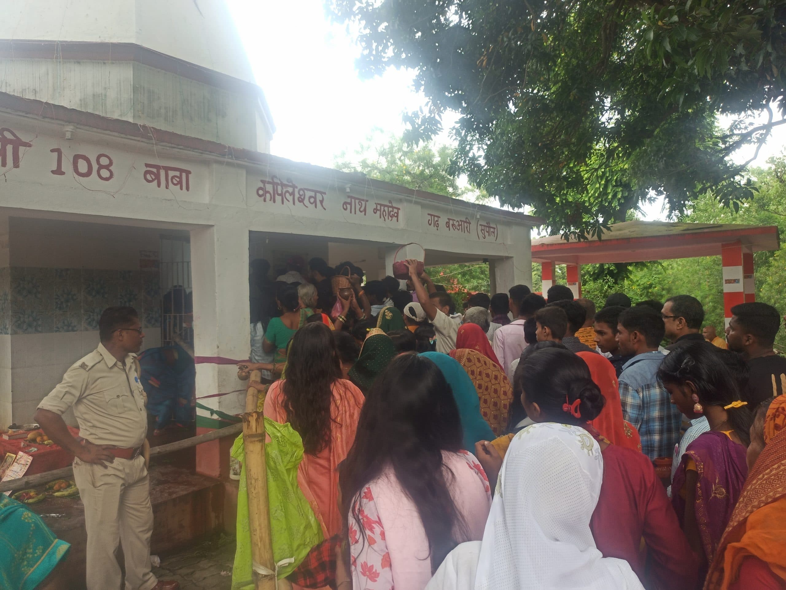 जिले के विभिन्न शिवालयों में सुबह से पूजा अर्चना के लिए पहुंचने लगे थे भक्त