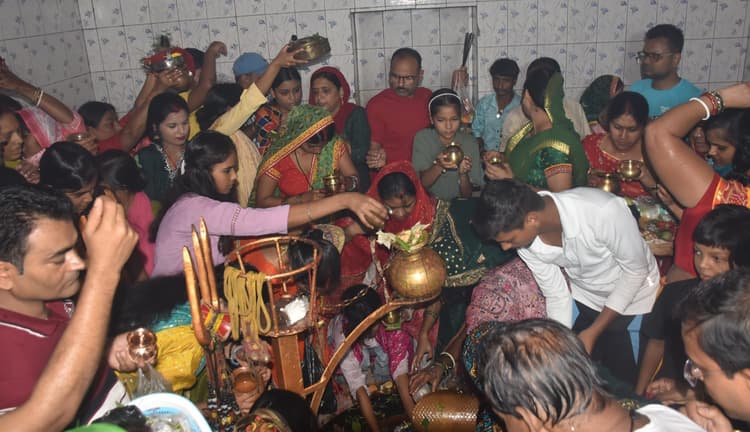 भोले शंकर को भांग-धतुरा, दूध और जल अर्पित कर मांगी मन्नतें
