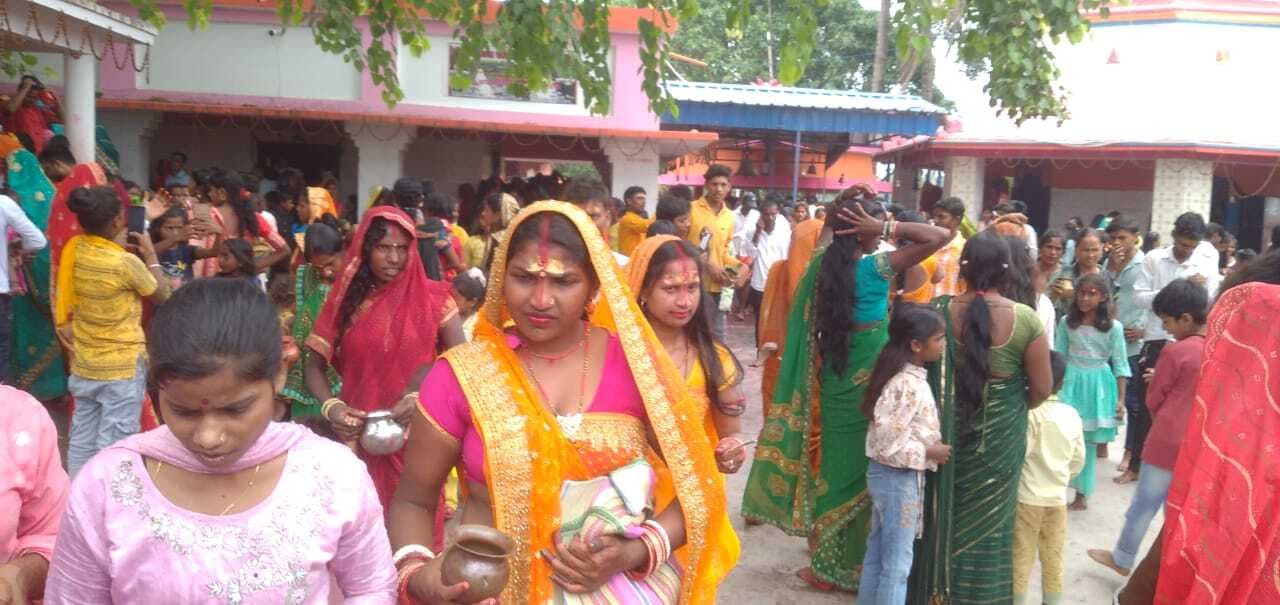 बाबा सर्वेश्वरनाथ शिव मंदिर में शिवभक्तों की उमड़ी भीड़