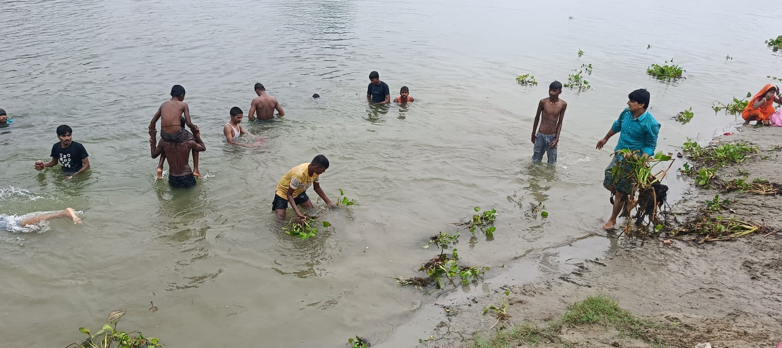 Samastipur News:बूढ़ी गंडक नदी में चला स्वच्छता अभियान