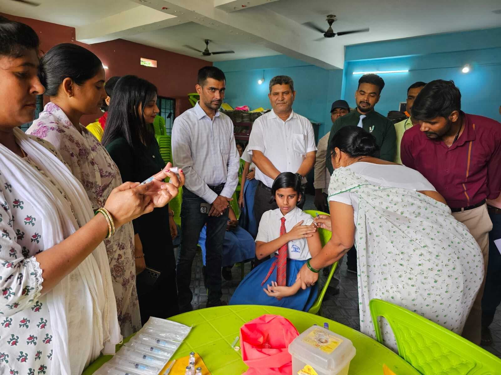 मुख्यमंत्री बालिका कैंसर प्रतिरक्षण योजना के तहत स्कूली बच्चियों का किया गया टीकाकरण
