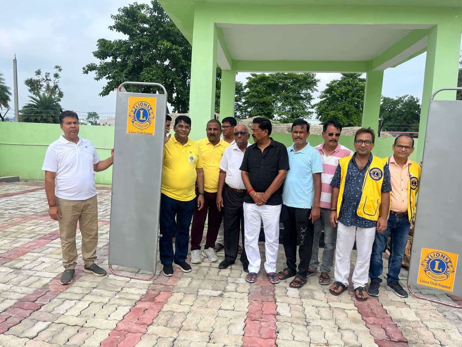 नव निर्मित शवदाह गृह को लायंस क्लब ने प्रदान किया दो स्ट्रेचर, लोगों ने की सराहना