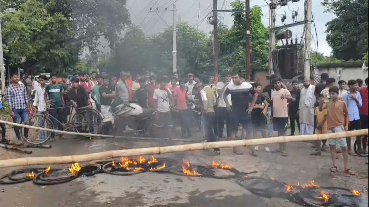 शॉर्ट सर्किट से परेशान उपभोक्ताओं ने मुंगेर-सीताकुंड मार्ग को किया जाम