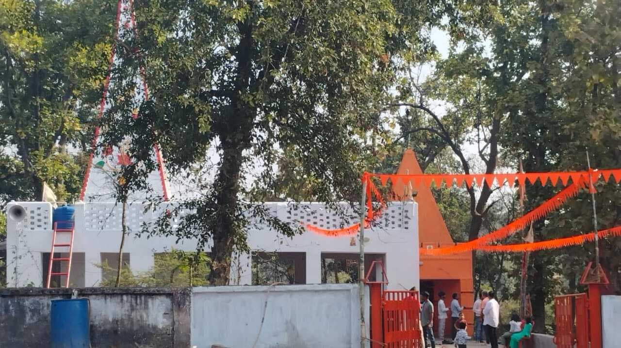 नौ नंबर शिव मंदिर की शृंगारी पूजा में उमड़ती है भक्तों का भीड़