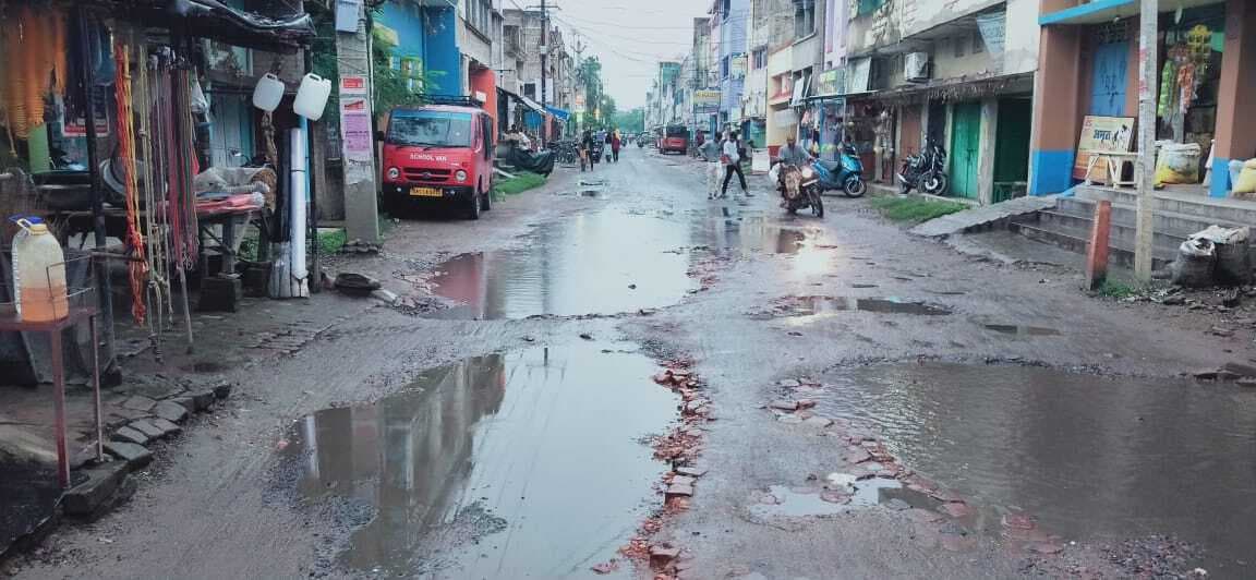 बारिश में जमालपुर-धरहरा मार्ग पर जलजमाव से राहगीर परेशान